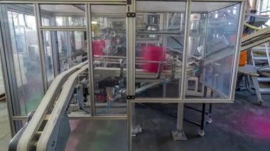 Bir fabrika plastik teneke kutu üretim timelapse hyperlapse için. Fabrikada konveyör.
