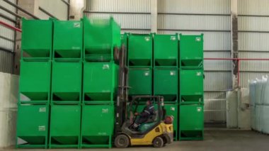 Forklift yükleyicisi ve kargo kutuları depolanan depo zaman aralığı hipersürat