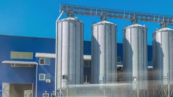 Grand grenier moderne timelapse hyperlapse. Grands silos métalliques . — Video