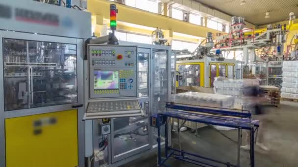 Фабрика по производству пластиковой канистры гиперлапс. Конвейер на заводе . — стоковое видео