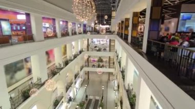 En üst katta timelapse hiperlapse modern alışveriş merkezi.