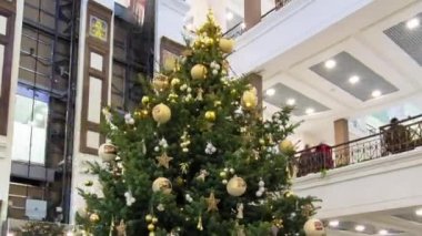 Çok düzeyli alışveriş merkezi iç noel ağacı timelapse hyperlapse ile dekore