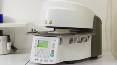 Seramik timelapse pişirme için fırın içine diş diş teknisyeni koyar