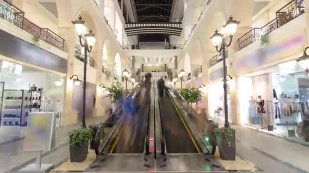 Ruchome schody w nowoczesnym centrum handlowym timelapse Hyperlapse. — Wideo stockowe