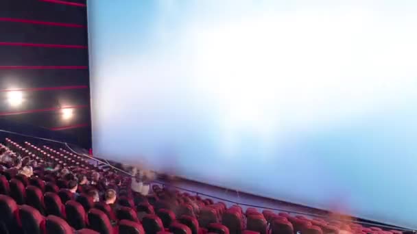 Téléspectateurs regarder des films au cinéma timelapse — Video