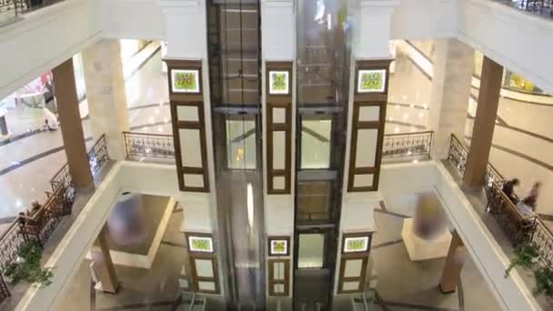 Modern alışveriş merkezi timelapse hyperlapse de hareket asansörleri. — Stok video