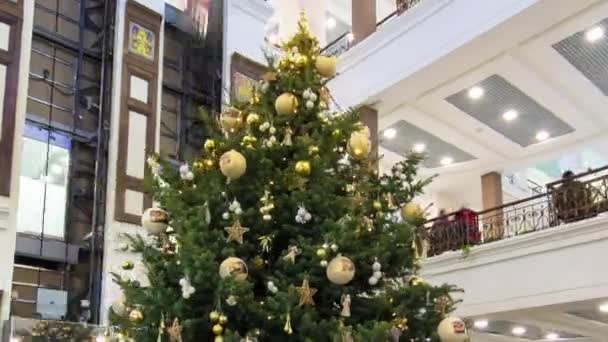 Interiér multiúrovňového nákupního střediska zdobený vánočním stromem — Stock video