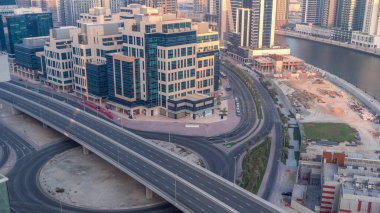 Körfez Meydanı zaman dilimi karışık kullanımı ve Dubai 'deki Business Bay' de bulunan düşük katlı kompleks ofis binaları. Kavşakta trafik varken yukarıdan hava görüntüsü