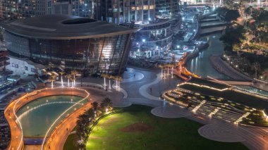 Şehir merkezinde yer alan Dubai Operası, Dubai 'de gece saatlerinde ışıl ışıl bir kültür ve sanat merkezidir. Yapay göl ve yukarıdan palmiye manzaralı park