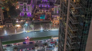 Zaman tünelinin yukarısındaki Eski Şehir Adası 'ndaki küçük evlerin hava görüntüsü. Dubai şehir merkezinde, bulvar yolunda trafik var. Bir kulede balkon