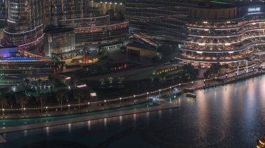 Dubai Fıskiyesi 'nin gece uçuşu zamanı. Müzikal çeşme, şehir merkezindeki yapay bir gölde. Yukarıdan yukarıdan manzara ve gece aydınlatması