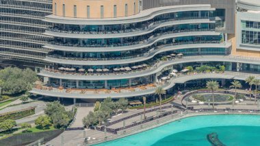 Dubai, Birleşik Arap Emirlikleri 'nde kafein ve restoran saatleriyle alışveriş merkezi dışı. Çeşmeli hava üstü görünümü