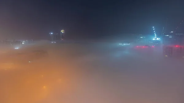 商业湾的建筑物通宵笼罩在浓雾之中 水渠空中俯瞰周围明亮的摩天大楼 — 图库照片