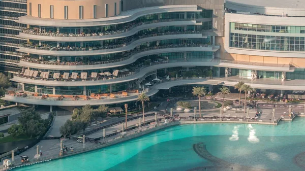 阿拉伯联合酋长国迪拜的购物中心外墙有咖啡店和真正意义上的顾客 日落前带喷泉的空中俯瞰 — 图库照片