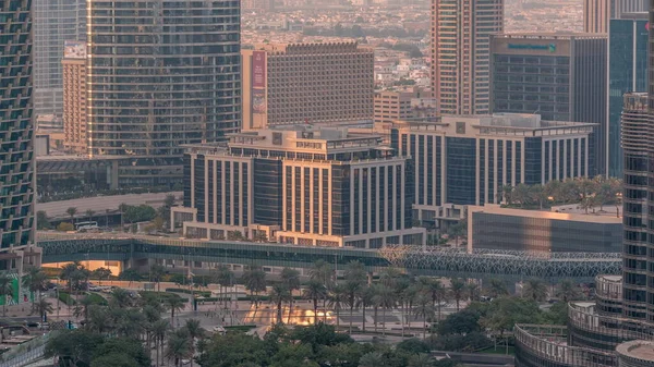 Şehir merkezindeki gökdelenler, metro hattı üstgeçidi ve trafik zaman ayarlı. Gün batımından önce kuleleri olan gökyüzü manzarası. Dubai, Birleşik Arap Emirlikleri