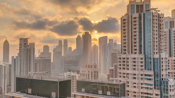 Dubai Wolkenkratzer Mit Goldenem Sonnenuntergang Über Dem Geschäftsviertel Zeitraffer Luftaufnahme — Stockfoto