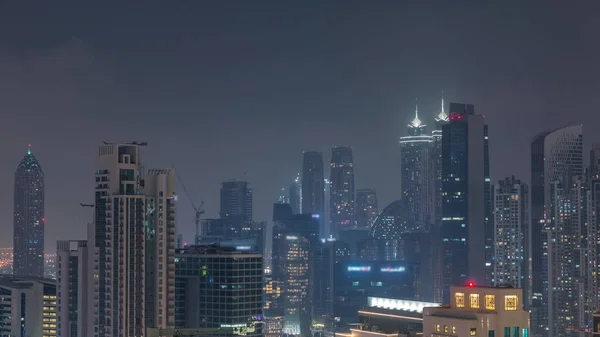 迪拜的摩天大楼在商业区灯火通明 夜幕降临 阿拉伯联合酋长国市区顶部的空中景观 — 图库照片