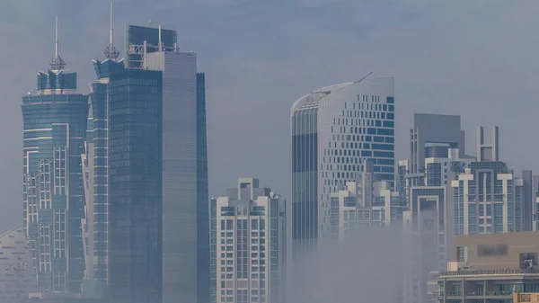 Dubajskie Drapacze Chmur Pokryte Poranną Mgłą Dzielnicy Biznesowej Timelapse Widok — Zdjęcie stockowe