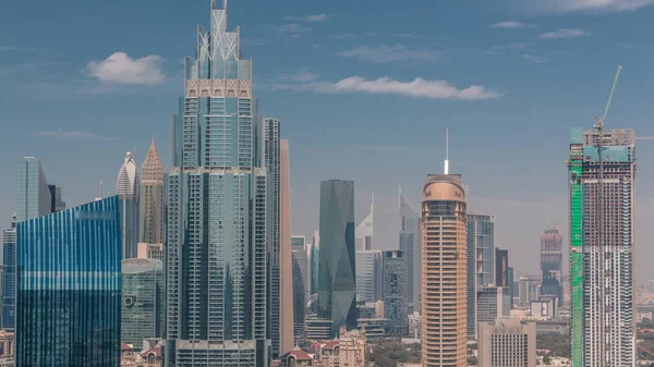 Dubai Uluslararası Finans Merkezi DIFC bölge zaman çizelgesinin hava görüntüsü. Modern cam gökdelenleri olan ofis kuleleri ve inşaat alanı
