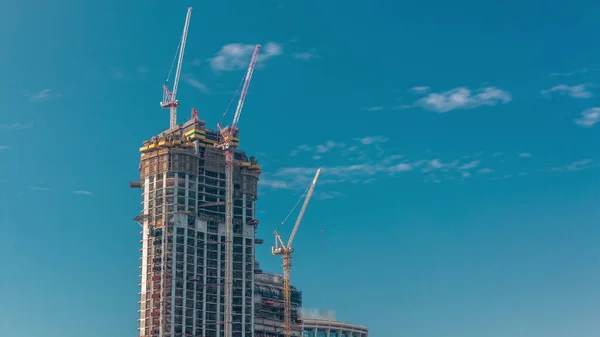 在新摩天大楼的现代收缩工地工作的起重机时光流逝 快速城市发展大楼和建筑活动 — 图库照片