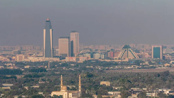 ドバイのデイラ周辺の高層ビルやクリーク地区のタイムラプス 高層ビルや都市スカイラインの空中ビューとモスク ドバイ アラブ首長国連邦 — ストック写真