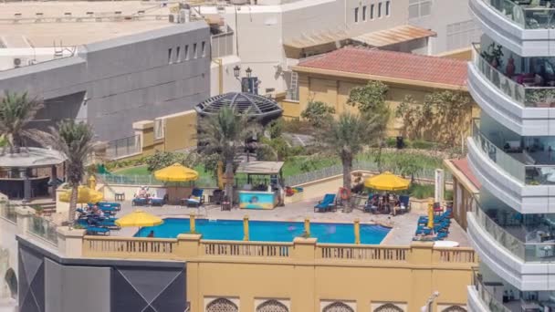 Swimmingpool auf dem Dach von oben im Zeitraffer, Luftaufnahme am Jachthafen von Dubai. — Stockvideo