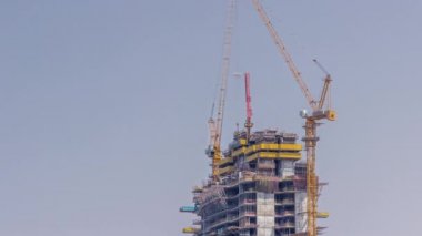 yüksek katlı bina yapım aşamasındadır. Vinç mavi gökyüzü ile site