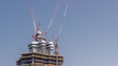 yüksek katlı bina yapım aşamasındadır. Vinç mavi gökyüzü ile site