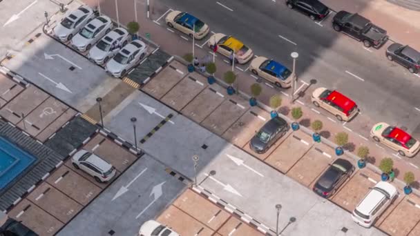 Letecký pohled na auto přeplněné parkoviště v blízkosti bytových domů po celý den timelapse. — Stock video