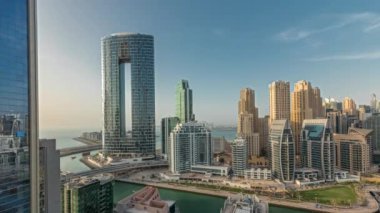 Panorama Dubai Marina gökdelenlerini ve JBR bölgesini lüks binalar ve tatil beldeleri ile gösteriyor.