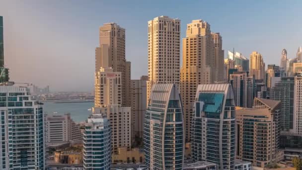 Dubai Marina több hajó és jachtok parkoló kikötőben és felhőkarcolók körül csatorna légi időelapszus. — Stock videók