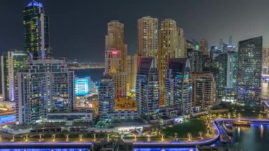 Dubai Marina 'da rıhtımın yakınına park etmiş tekneler ve kanalın etrafında gökdelenler var..
