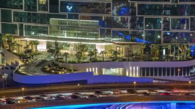 Gece vakti Dubai marinasından görülen gezinti güvertesi ve palmiye manzarası. JBR bölgesine hava görüntüsü