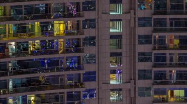 Dış apartmanın gece görüşü pencereli renkli bina zaman ayarlı