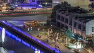Dubai Marina Rıhtımı ve şehir gezinti güvertesi gece zaman aşımı.