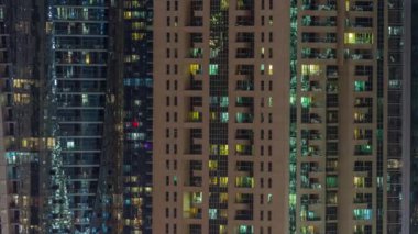 Dış apartmanın gece manzarası pencereli renkli binalar.