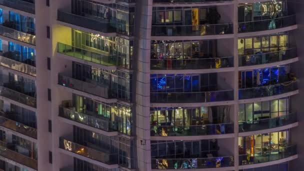 Dış apartmanın gece görüşü pencereli renkli bina zaman ayarlı — Stok video