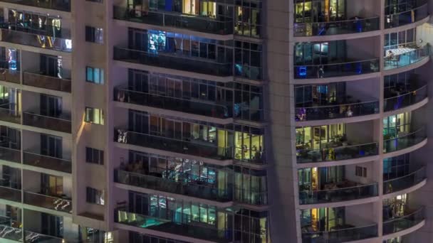 Νυχτερινή άποψη του εξωτερικού διαμερίσματος πολύχρωμο κτίριο timelapse με παράθυρα — Αρχείο Βίντεο