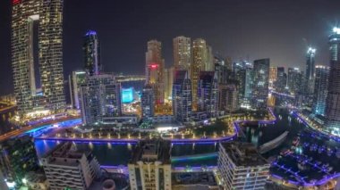 Dubai Marina Panoraması 'nda limana park etmiş çok sayıda tekne ve yat ve kanalizasyon anteninin etrafında gökdelenler var..