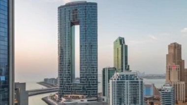 Dubai Marina gökdelenleri ve JBR bölgesi. Lüks binalar ve tatil beldeleri gün be gece.