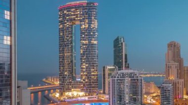 Dubai Marina gökdelenleri ve lüks binaları olan JBR bölgesi ve gece gündüz havadan dinlenme yerleri.