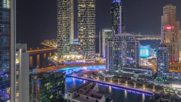 Dubai Marina rascacielos y JBR distrito con edificios de lujo y resorts timelapse aéreo durante toda la noche con luces apagadas. — Vídeos de Stock