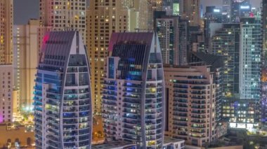 Dubai Marina gökdelenleri ve JBR semti. Lüks binalar ve tatil köyleri. Tüm gece boyunca ışıklar kapalıyken.