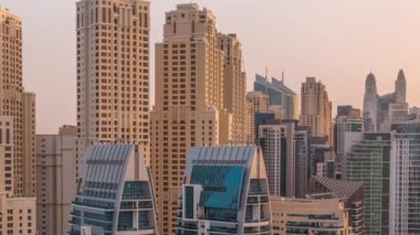 Dubai Marina gökdelenleri ve JBR semti lüks binalar ve tatil beldeleri ile