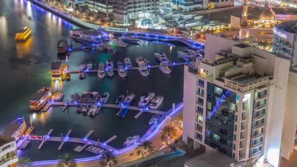 Многие яхты и лодки припаркованы в гавани воздушной ночью Timelapse в Дубай Марина — стоковое видео
