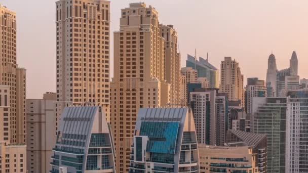 Dubai Marina arranha-céus e JBR distrito com edifícios de luxo e resorts aéreo timelapse — Vídeo de Stock
