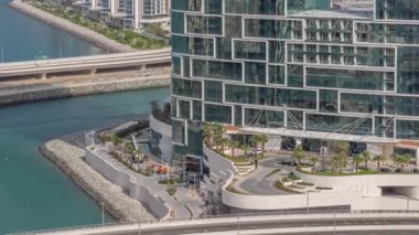 Gezinti güvertesi ve Dubai şehir manzarası Dubai marinasından görüldü. JBR bölgesi ve Bluewater Adası 'nın arkasındaki hava görüntüsü