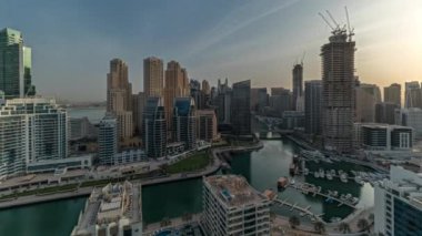Panorama, Dubai Marina 'yı limana park etmiş birkaç tekne ve yatla ve kanalın çevresindeki gökdelenlerle gösteriyor..