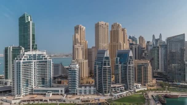 Dubai Marina com vários barcos e iates estacionados no porto e arranha-céus em torno do canal aéreo timelapse. — Vídeo de Stock