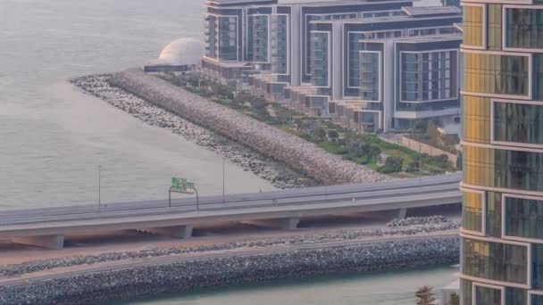从迪拜码头经过的长廊和迪拜城市景观。JBR区和蓝水岛的空中景观 — 图库视频影像